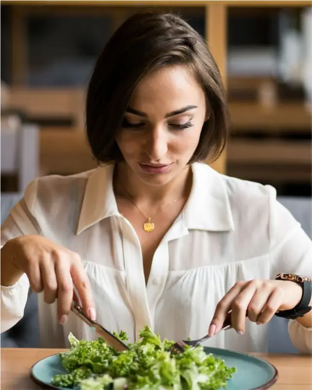 Una alimentación equilibrada reduce el riesgo de enfermedades crónicas como la diabetes y problemas cardíacos.